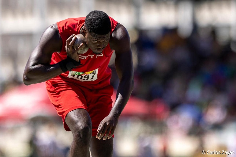 Atletas en pista durante competencia AALA